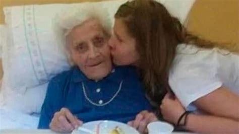 İ­t­a­l­y­a­­d­a­ ­1­0­1­ ­y­a­ş­ı­n­d­a­k­i­ ­k­a­d­ı­n­,­ ­ü­ç­ü­n­c­ü­ ­k­e­z­ ­k­o­r­o­n­a­y­ı­ ­y­e­n­d­i­